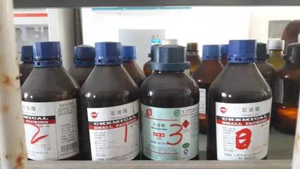 实验室里的魅力导师 当外国帅哥趣味演绎乙酸乙酯安全须知